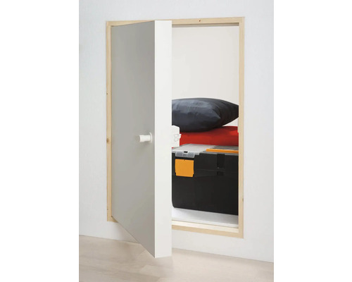 Geöffnete graue Tür mit Werkzeugkasten dahinter