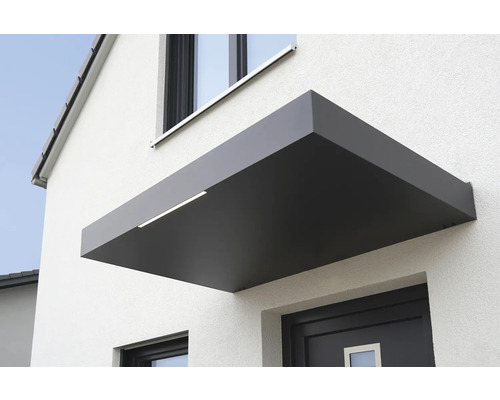 Vordach mit integrierter Beleuchtung am Haus montiert