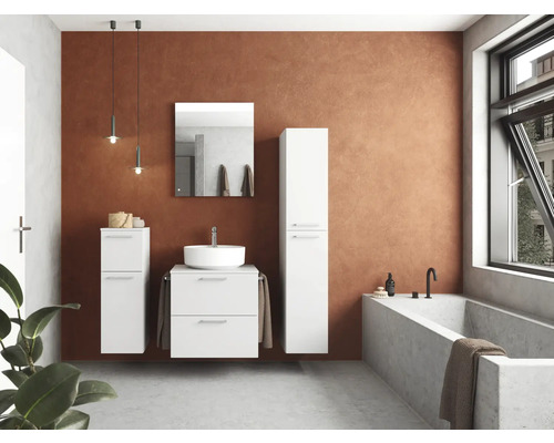 Modernes Badezimmer mit Waschtisch, Spiegel, Badewanne und Stauraum