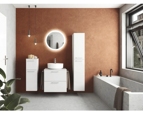 Modernes Badezimmer mit Waschtisch, Spiegelschrank, Hochschrank und Badewanne