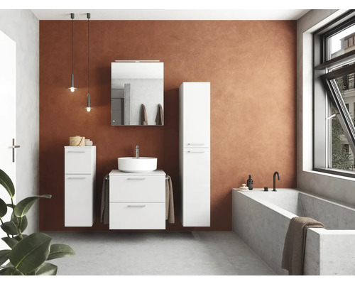 Badezimmer mit Waschtisch, Spiegelschrank, Hochschrank und Badewanne
