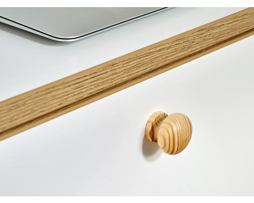 Detailansicht eines Schreibtisches mit Schublade und Holzgriff