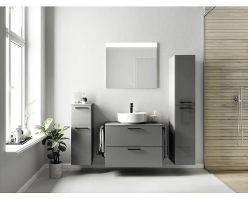 Modernes Badezimmer mit Waschtisch, Spiegelschrank und Hochschrank für eine stilvolle Einrichtung.