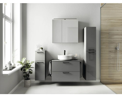 Badezimmer mit Waschtisch, Spiegelschrank und Hochschrank