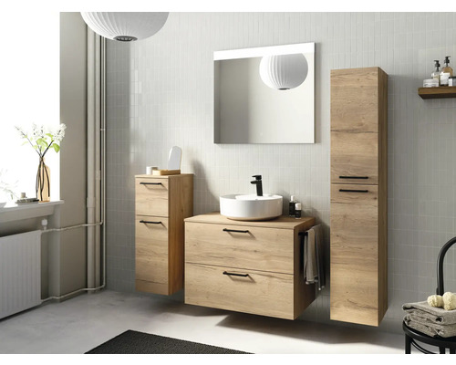 Badezimmer mit Waschtisch, Spiegel, Unterschrank und Hochschrank im modernen Stil