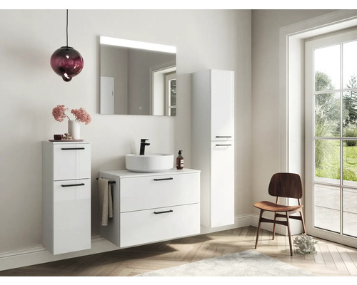 Helles Badezimmer mit Waschtisch, Spiegel, Hochschrank und Stuhl