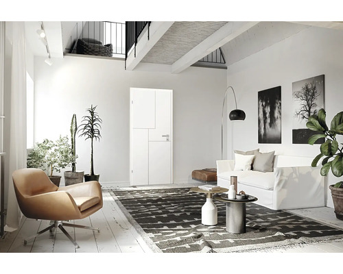 Heller Wohnraum mit Tür, Sessel, Sofa, Teppich und Pflanzen