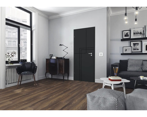 Wohnzimmer mit dunkler Designtür, Kommode, Sofa und Sessel