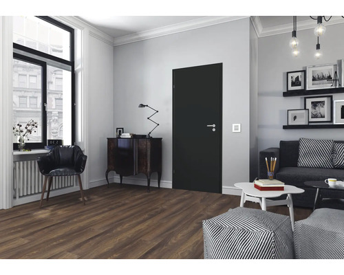 Wohnraum mit Innentür, Kommode, Sofa und Stühlen