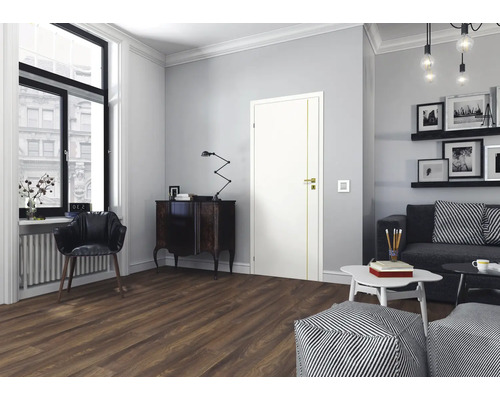 Wohnzimmer mit Tür, Sitzmöbeln, Kommode und Fenster