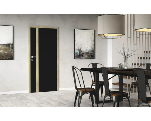 Modernes Esszimmer mit schwarzer Innentür mit Holzrahmen