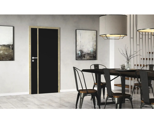 Innenraumansicht mit schwarzer Innentür mit Holzrahmen