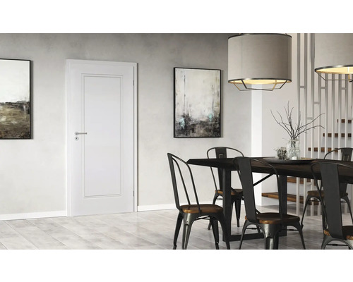 Innenraumansicht mit weißer Innentür, Esstisch und Stühlen