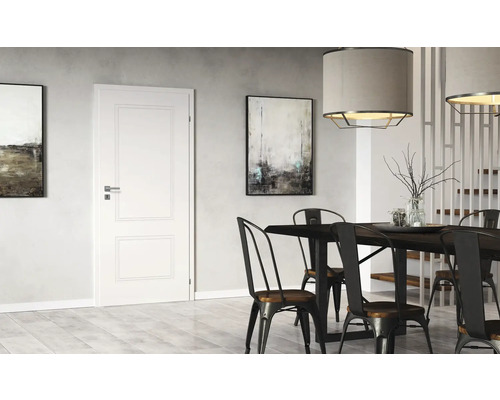 Esszimmer mit Esstisch, Stühlen, Pendelleuchten, Tür und Wandbildern