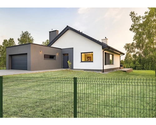 Einfamilienhaus mit modernem Design und einem Zaun im Vorgarten