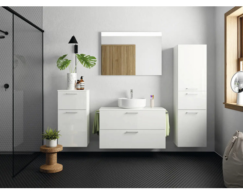 Helles Badezimmer mit Dusche, Waschbecken, Spiegel und Badezimmermöbeln in Weiß