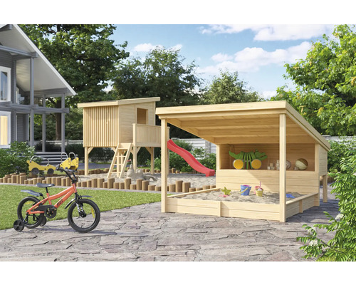 Szene mit Spielplatz, Spielhaus, Sandkasten mit Überdachung und roter Rutsche