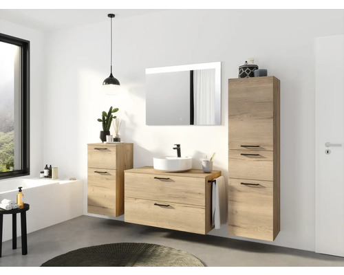 Badezimmer mit Waschtisch, Spiegelschrank und Hochschrank in Holzoptik