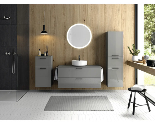 Badezimmer mit Waschtisch, Spiegelschrank, Hocker und Dusche