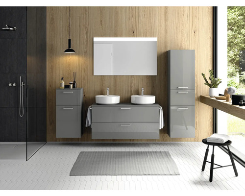 Badezimmer mit Waschbecken, Spiegel, Badmöbeln und Dusche