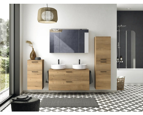 Badezimmer mit Waschtisch, Spiegel, zwei Waschbecken und Holzschränken