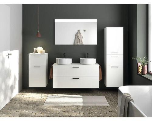 Helles Badezimmer mit Doppelwaschtisch, Spiegel und Schrank