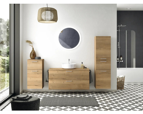 Badezimmer mit Waschtisch, Spiegelschrank, Hochschrank, Lampe und Badewanne