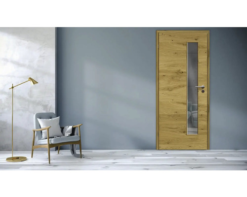 Holztür mit Glaseinsatz in modernem Wohnraum