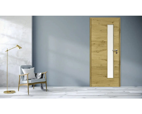 Zimmertür aus Holz mit Glaseinsatz in modernem Wohnraum