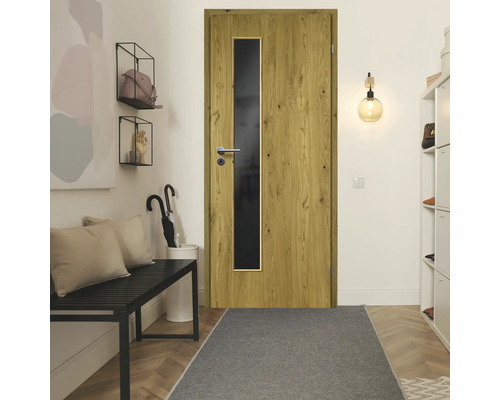 Zimmertür aus Holz mit Glaseinsatz in einem hellen Flur