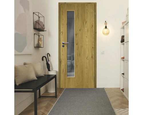 Helle Diele mit Holztür mit Glaseinsatz, Bank und Dekoration