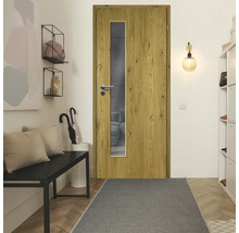 Eingangsbereich mit Holztür und Glaseinsatz