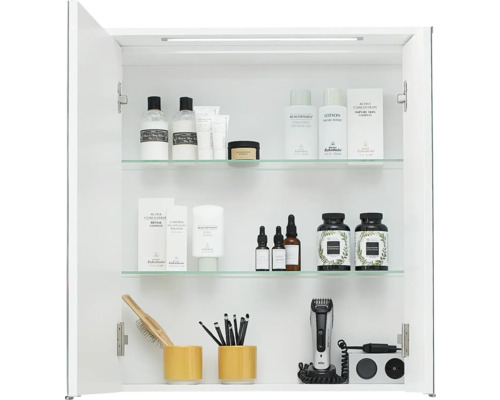 Offener weißer Spiegelschrank mit Kosmetikprodukten, Bürsten und einem Bartschneider.