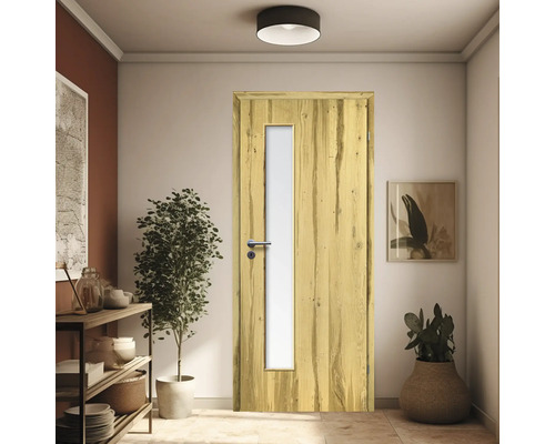 Szene mit einer Holztür mit Glaseinsatz in einem hellen Flur