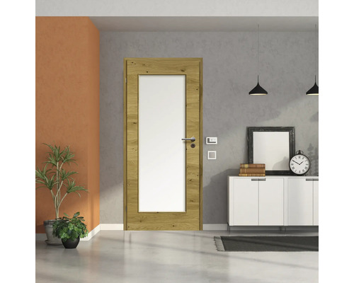 Zimmertür mit Holzzarge und Glaseinsatz in einem hellen Raum