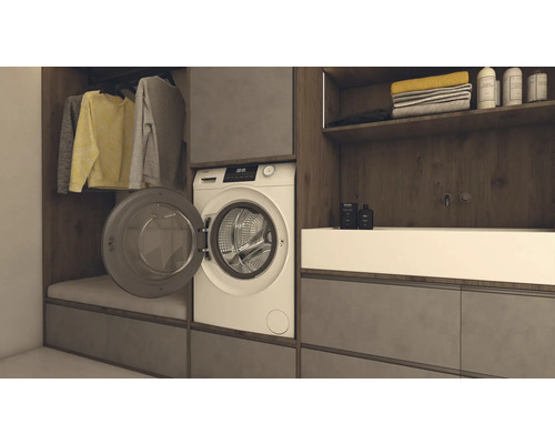 Waschmaschine in einem modernen Badezimmer mit Stauraum für Kleidung und Handtücher.