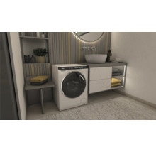 Modernes Badezimmer mit Waschmaschine, Waschbecken und Ablageflächen
