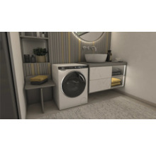 Badezimmer mit Waschmaschine, Waschtisch und Ablageflächen