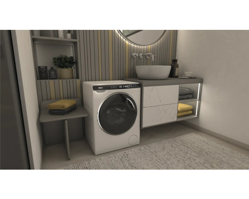 Badezimmer mit Waschmaschine, Waschtisch und Ablageflächen