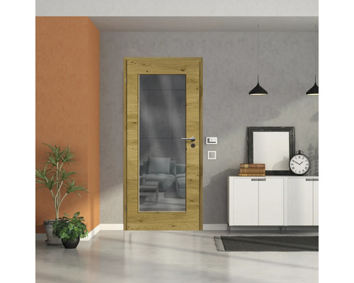 Innenraum mit Holztür und Glaseinsatz