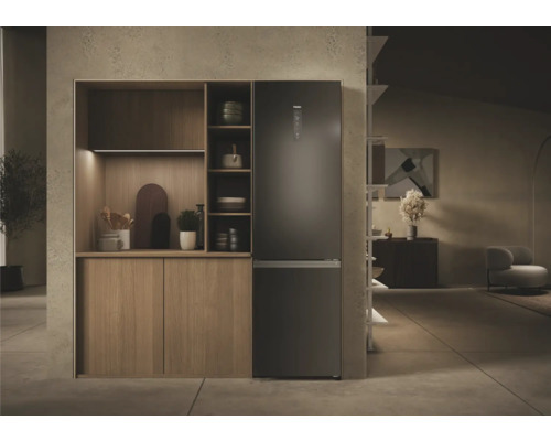 Haier Kühl-Gefrierkombination neben Holzregal in Küche