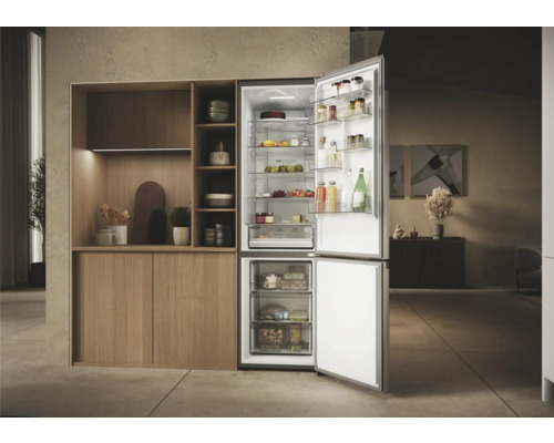 Geöffneter Kühlschrank neben einem Holzschrank im modernen Design