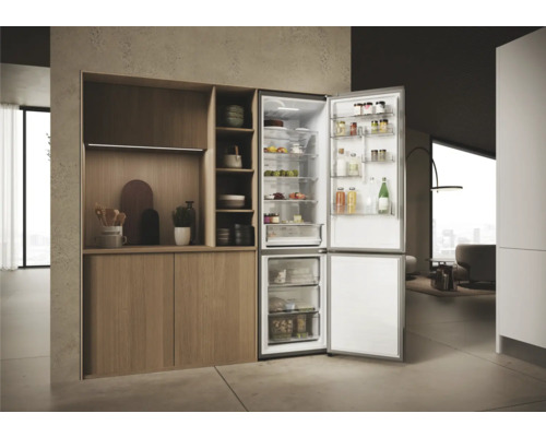 Kühlschrank mit Gefrierfach und geöffneter Tür in einer modernen Küche