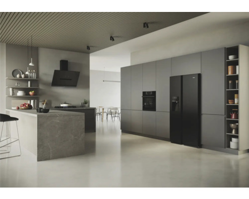 Moderne Küche mit Kochinsel, Dunstabzugshaube und Side-by-Side Kühlschrank