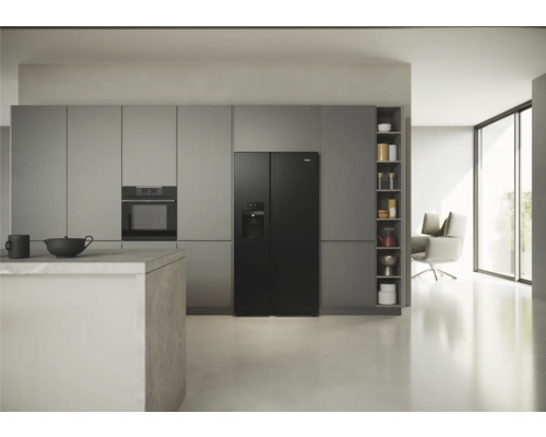 Moderne Küche mit schwarzem Side-by-Side Kühlschrank, Einbaubackofen und Kücheninsel