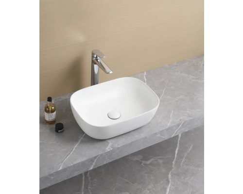 Aufsatzwaschbecken aus Keramik auf einer Arbeitsplatte im Badezimmer.