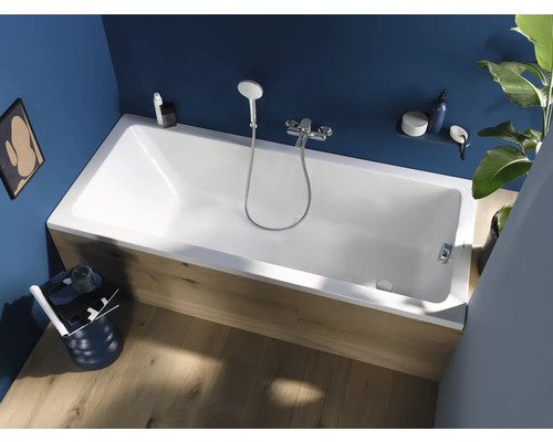 Badezimmeransicht von oben mit Badewanne, Duschkopf und Armaturen.