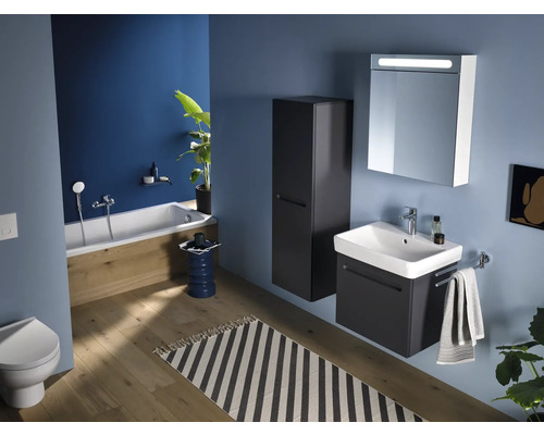 Badezimmer mit Badewanne, Waschtisch, Spiegelschrank und Hochschrank