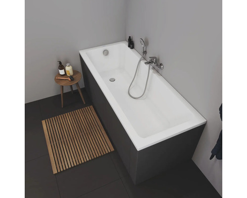 Badezimmer mit Badewanne, Badematte aus Holz und Beistelltisch