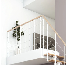 Treppe mit weißem Geländer und Holzhandlauf in einem hellen Raum.